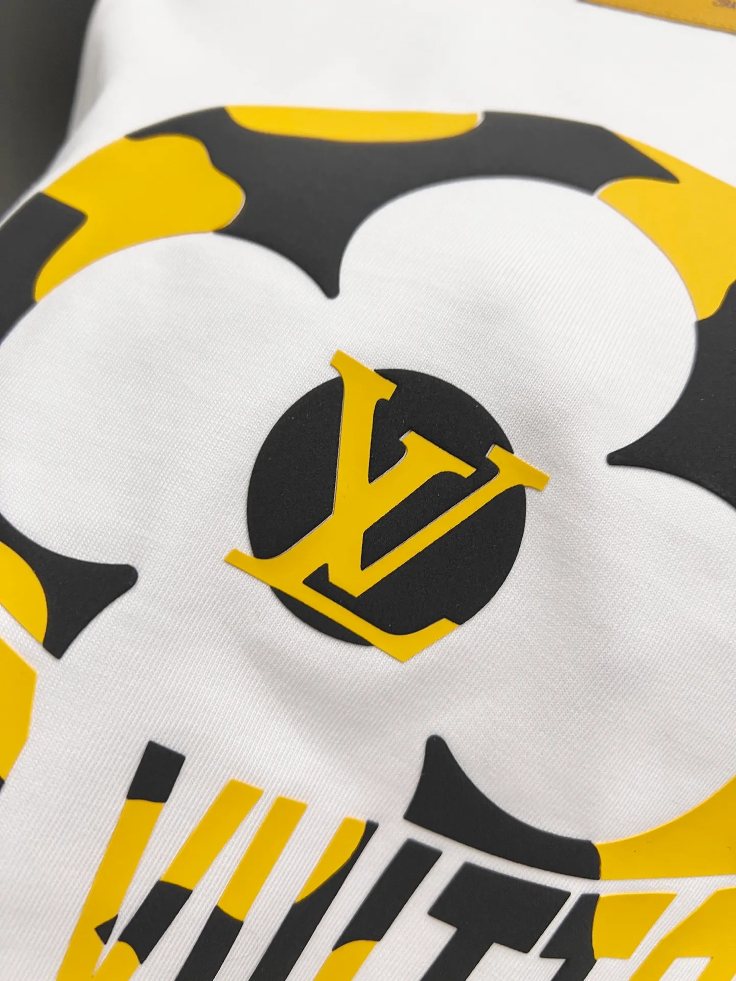 🅿️190 1v Louis* 2025 autumn and winter new style, classic letter three-dimensional foam printing technology design, high-end version! Highly breathable and comfortable, customized double yarn plain cotton fabric. Short-sleeved T-shirt. Same style for men and women. Sizes S M L XL XXL Five sizes black white